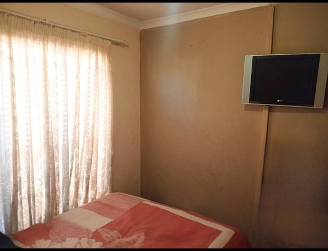 2 BEDROOM HOUSE FOR SALE IN LAKESIDE